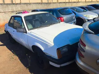 SUCATA GM/MONZA SL/E, 1984/1984, BRANCA — leilão em Maringá