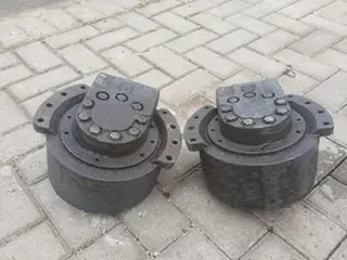 02 MOTORES DE TRAÇÃO DO ROLO DE ASFALTO TEREX (Ref.: 12) — leilão em Araucária