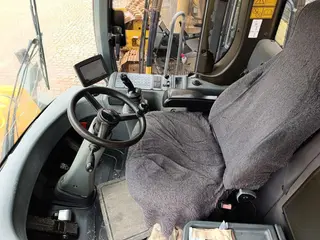 PÁ CARREGADEIRA LIEBHERR L580 - ANO 2013 — leilão em Curitiba/PR