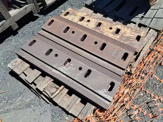 PEÇAS P/ BRITADOR ASTEC: MANDÍBULAS E PLACAS (APROX. 12 PÇS) — leilão em Maracás/BA (foto 2)
