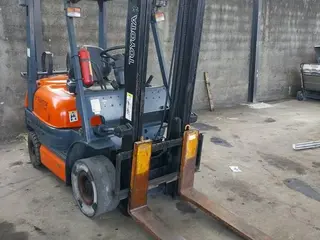 EMPILHADEIRA TOYOTA 42- 6FG15 CAP 1,5 TON A GAS (Ref.: ADR-L23-21671) — leilão em São Paulo