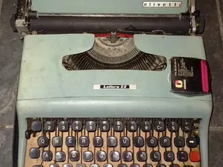Máquina de escrever Antiga OLIVETT LETTERA 22 — leilão em Belo Horizonte (foto 4)
