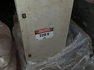 ALAVANCAS DE AÇO 1,8 METROS, BOMBAS DE TESTE, CABOS DE AÇO PARA IÇAMENTO, CAIXAS DE FERRAMENTA 05 GAVETAS VAZIAS, CAIXAS PARA MONTAGEM DE PAINEL ELÉTRICO, CHIBANCAS, ENXADAS, FITAS PARA CINTAMENTO, PÁ QUADRADA, TAMBORES METÁLICOS (APROX.: 174 PÇ) (Ref.: A — leilão em Uberaba/MG (foto 28)