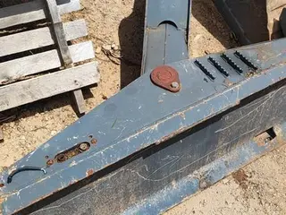 IMPLEMENTO RETROESCAVADEIRA ACOPLÁVEL ZETUR PARA MINICARREGADEIRA — leilão em Vespasiano/MG (foto 2)