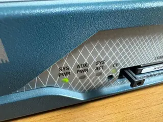ROTEADOR CISCO 2811,MEMÓRIA RAM DE 256 MB,SAÍDAS INTERFACE FASTETHERNET, SLOTS SERIAIS, (REF. HXD) (01 PÇ) (Ref.: 1058) — leilão em Santo André/SP (foto 15)