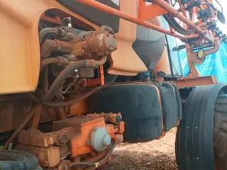 PULVERIZADOR AUTOPROPELIDO JACTO UNIPORT 3030 4x4, ANO AQUIS.: 2017, SÉRIE: 1107997 (Ref: MCL / 102212) — leilão em Lins/SP (foto 24)