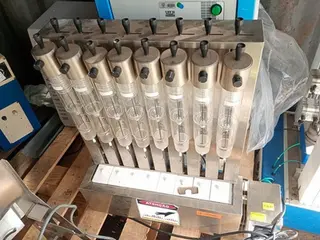 ESPECTROFOTÔMETRO, GUILHOTINA, MEDIDOR DE ESPESSURA, BALANÇA E OUTROS (Ref.: CONTAINER LABORATÓRIO) — leilão em Pouso Alegre/MG (foto 55)