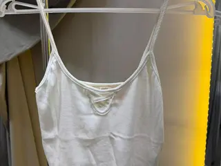 APROX. 45 PEÇAS DE VESTUÁRIO FEMININO - BLUSAS - VESTIDOS - DIVERSAS MARCAS GRIFES - CLIQUE NO ANEXO PARA VER AS INFORMAÇÕES COMPLETAS DO LOTE - CÓDIGO: LOTE 8 — leilão em Itupeva/SP (foto 15)