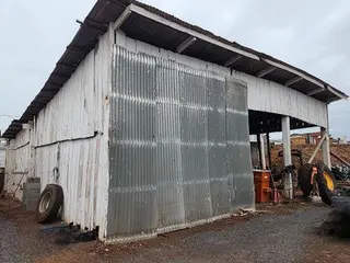 ESTRUTURA DE MADEIRA DO TIPO (GALPÃO) E MADEIRAS DE UM GALPÃO DESMONTADO — leilão em Planalto/PR (foto 2)