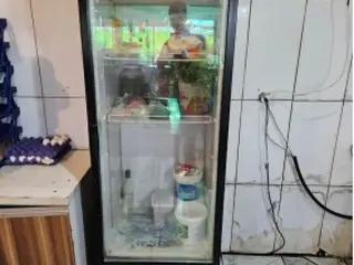 UM FREEZER CERVEJEIRO, SEM MARCA APARENTE, DANIFICADO, APARENTEMENTE SEM CONDIÇÕES DE FUNCIONAMENTO, COM VEDAÇÕES DANIFICADAS E PINTURA TAMBÉM, COM BORDA PRETA — leilão