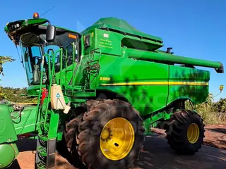 COLHEITADEIRA JOHN DEERE S550 COM PLATAFORMA 30 PÉS — leilão em Ibitinga/SP