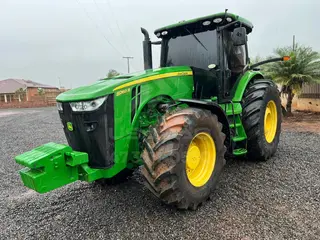 TRATOR JOHN DEERE 8260R COM MONITOR E ANTENA STARFIRE 3000 — leilão em Uberlândia/MG