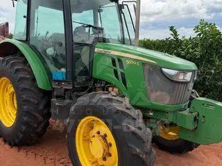 TRATOR JOHN DEERE 5070E — leilão em Ubiratã/PR