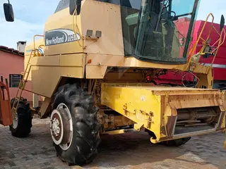 COLHEITADEIRA NEW HOLLAND TC 57 COM PLATAFORMA 17 PÉS — leilão em Cachoeira do Sul/RS